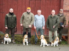 Die Teilnehmer mit ihren Hunden und  Organisator Claas Uebersohn
